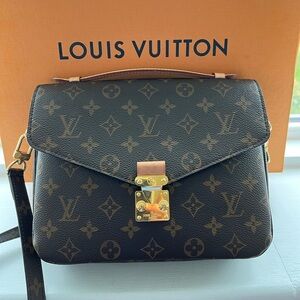 Like New Louis Vuitton Pochette Métis.
